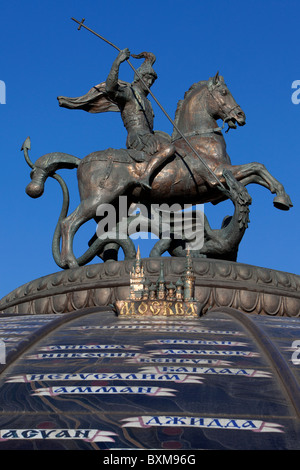 Monument à Saint George et le Dragon, patron de Moscou à Manege Square à Moscou, Russie Banque D'Images