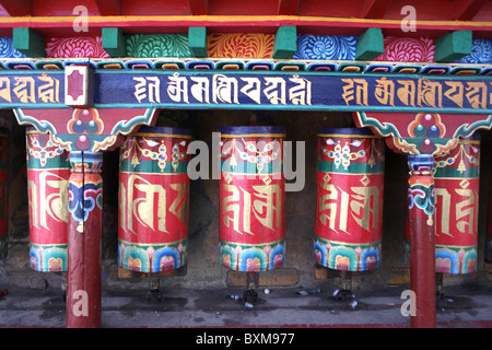 Roues de prière le monastère de Sakya, un monastère bouddhiste sur 127km à l'ouest de Shigatse au Tibet. Banque D'Images