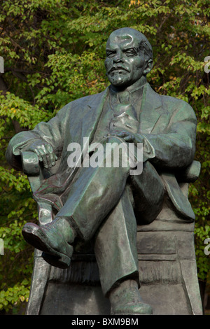 Endommagé statue de Vladimir Ilitch Lénine (1870-1924) dans le parc de l'Insurrection de 1905 à Moscou, Russie Banque D'Images