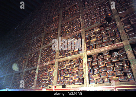 Scripts religieux haute empilée au monastère de Sakya, un monastère bouddhiste sur 127km à l'ouest de Shigatse au Tibet. Banque D'Images