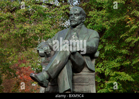 Endommagé statue de Vladimir Ilitch Lénine (1870-1924) dans le parc de l'Insurrection de 1905 à Moscou, Russie Banque D'Images