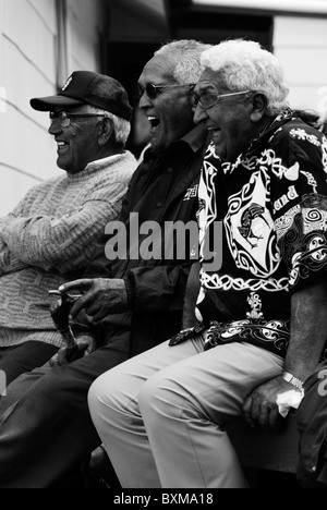 Les Maoris anciens lors d'une réunion de famille dans la baie Tokomaru, nouvelle-zélande Banque D'Images