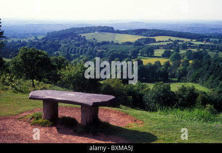 Banc en bois au sommet de la UK Worcestershire Clent Hills Banque D'Images