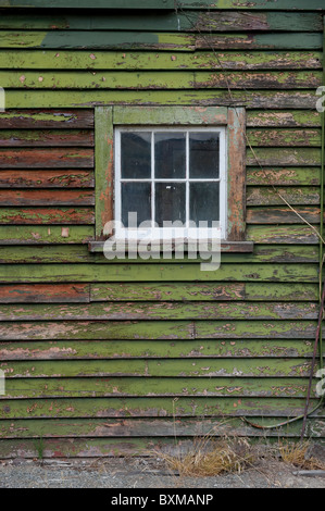 Un vieux hangar ferroviaire désaffectée à la petite rivière, la Nouvelle-Zélande, la péninsule de Banks Banque D'Images