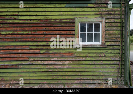 Un vieux hangar ferroviaire désaffectée à la petite rivière, la Nouvelle-Zélande, la péninsule de Banks Banque D'Images