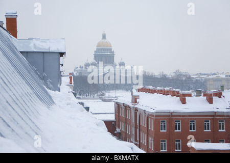 La Cathédrale Saint Isaac ou Isaakievskiy Sobor à Saint-Pétersbourg, en Russie. Vue depuis le toit de l'immeuble douze collèges. Banque D'Images