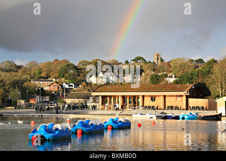 Un ARC-EN-CIEL SUR LE LAC DE PLAISANCE À HELSOM DANS CORNWAKK Banque D'Images