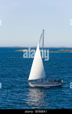 Un yacht qui navigue dans le fjord de Trondheim, Norvège (Trondheimsfjorden) Banque D'Images