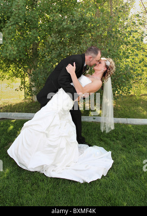 la mariée moderne se délaque en plein air Banque D'Images