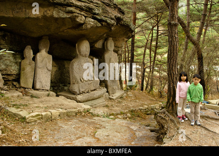 Les images de Bouddha en pierre sculptée, Temple Unjusa, Corée du Sud Banque D'Images