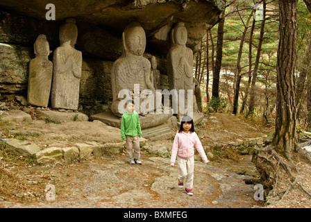 Les images de Bouddha en pierre sculptée, Temple Unjusa, Corée du Sud Banque D'Images