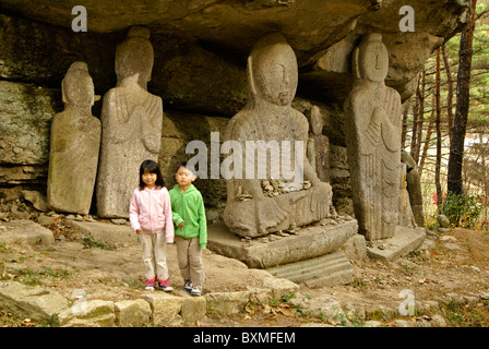 Les images de Bouddha en pierre sculptée, Temple Unjusa, Corée du Sud Banque D'Images