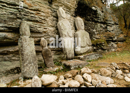 Les images de Bouddha en pierre sculptée, Temple Unjusa, Corée du Sud Banque D'Images