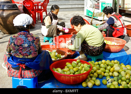 Les melons, les femmes coréennes de nettoyage traditionnels Sunchang Gochujang Village, Corée du Sud Banque D'Images