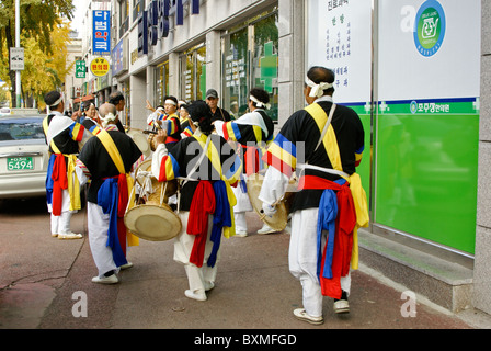 Troupe de musiciens dans le Village Hanok Jeonju, Corée du Sud Banque D'Images