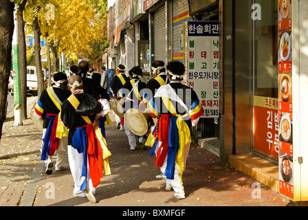 Troupe de musiciens dans le Village Hanok Jeonju, Corée du Sud Banque D'Images