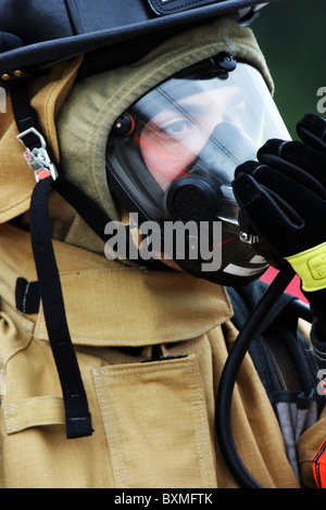 Un pompier de mettre le masque à oxygène Banque D'Images