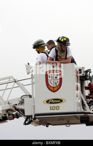 Trois pompiers dans le godet sur une échelle, un camion de pompiers Pompiers Germantown WI Wisconsin USA Banque D'Images