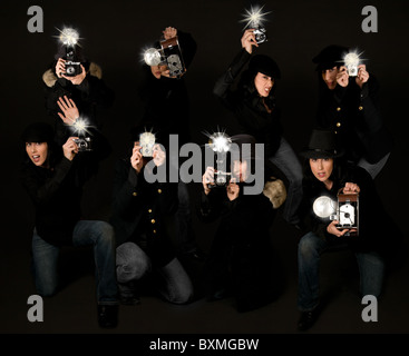 Style rétro femme paparazzi photographes de presse avec caméras vintage Banque D'Images