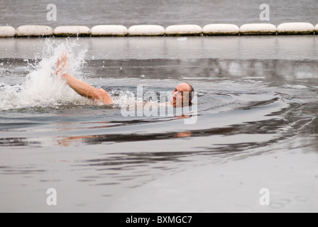 Baignade matinale le jour de Noël. Serpentine Swimming Club Londres. Course annuelle de la coupe Peter Pan de 100 mètres annulée en raison de la glace. ROYAUME-UNI 2010, 2010S HOMER SYKES Banque D'Images