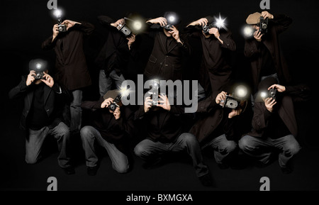 Style rétro paparazzi photographes de presse avec caméras vintage Banque D'Images