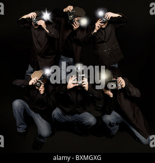 Style rétro paparazzi photographes de presse avec caméras vintage Banque D'Images