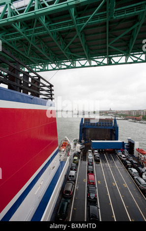 Un Stena Line ro/pax-bateau passe sous le pont Älvsborg, Göteborg, Suède. Banque D'Images