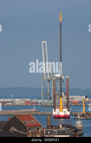La grue flottante Jack-Up M/V Vent à Aarhus. Banque D'Images