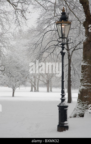 Une lampe à gaz resplendit dans un pays merveilleux de l'hiver, Green Park, Londres. Banque D'Images