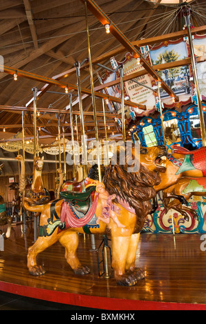 Lion carrousel. Au carrousel Carrousel Richland Park. Mansfield, Ohio, USA. Banque D'Images