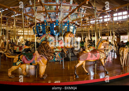 Carousel Lion et cheval. Au carrousel Carrousel Richland Park. Mansfield, Ohio, USA. Banque D'Images