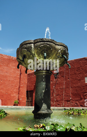 Une fontaine d'eau dans le Couvent de Santa Catalina à Arequipa, Pérou Banque D'Images