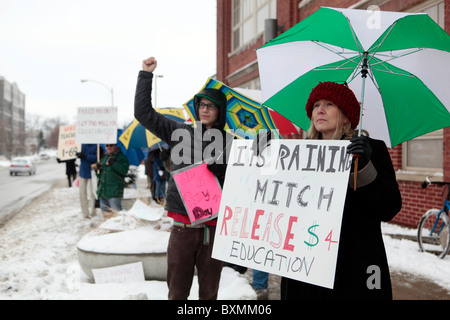 Un des piquets de manifestants à l'extérieur où le gouverneur de l'Indiana Mitch Daniels est en train de faire un discours. Réductions de l'école sont à l'horizon après un cha Banque D'Images