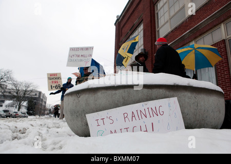 Un des piquets de manifestants à l'extérieur où le gouverneur de l'Indiana Mitch Daniels est en train de faire un discours. Réductions de l'école sont à l'horizon après un cha Banque D'Images