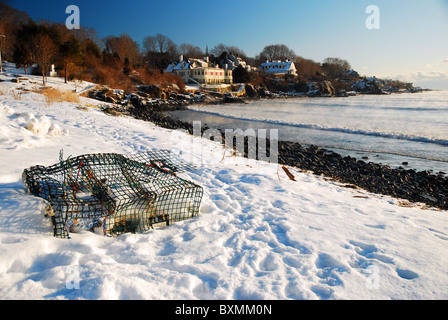 Un casier à homard jetés idole se trouve en hiver le long d'une plage déserte à York, Maine Banque D'Images