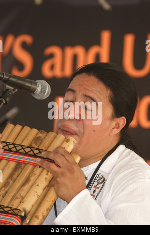 Andes Manta, un groupe de musique traditionnel de l'Equateur, joue la musique sud-américaine classique au Richmond Folk Festival en 2010. Banque D'Images