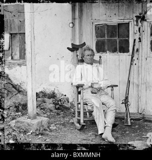 Gettysburg, Pennsylvanie. John L. Burns, l'ancien héros de Gettysburg, l' avec des béquilles et des armes de combat vieux vétéran de la guerre Banque D'Images