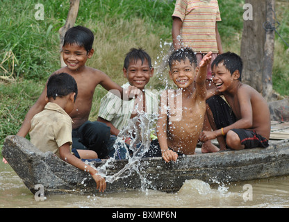 Les enfants cambodgiens jouant à Kompong Khleang, lac Tonle Sap, Cambodge Banque D'Images