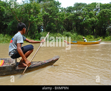 Bateaux sur un canal à travers les forêts de mangrove du lac Tonle Sap, Cambodge Banque D'Images