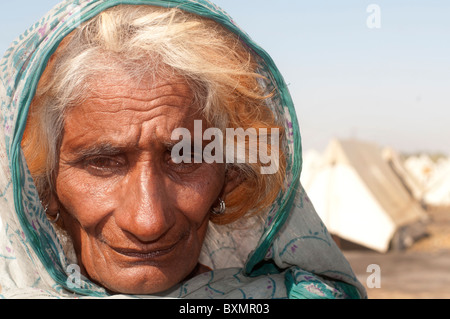 Le Pakistan, dans la province du Sind, Shaddat Kot .Après l'inondation. Décembre 2010.vieille femme dans un camp pour les personnes déplacées. Banque D'Images