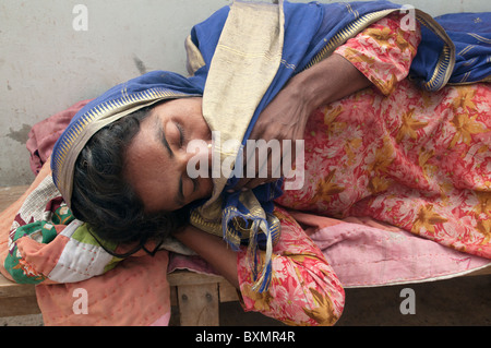 Le Pakistan, dans la province du Sind, Shaddat Kot .Après l'inondation. Nasiba Maqsi, mère de 5 enfants, a le paludisme Banque D'Images