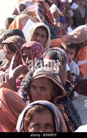 Le Pakistan, dans la province du Sind, Shaddat Kot .Après l'inondation. Camp pour personnes déplacées. Les femmes d'attente pour la distribution de blé Banque D'Images