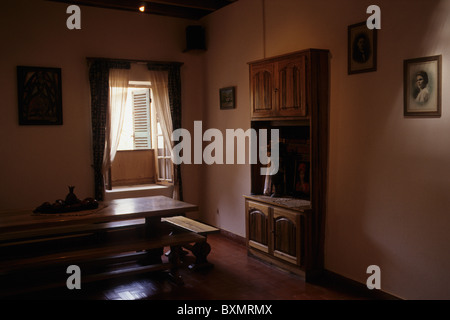 Intérieur d'une maison sur l'île de Gorée Gorée Région de Dakar. Le SÉNÉGAL. Banque D'Images