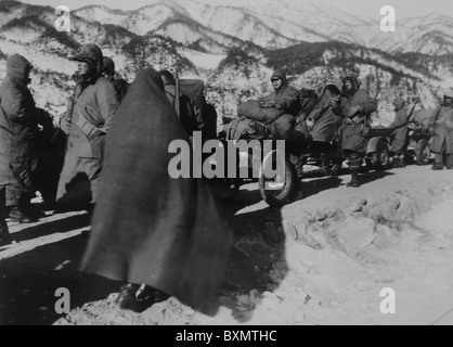 Éléments de la 5e et 7e régiments, 1 Division de marines se déplacer de la zone du réservoir de Chosin pour relier des éléments de X Cor Banque D'Images