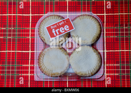 4 petits pâtés dans packet BOGOF   l'achat un obtiennent un signe libre sur une restauration paquet. Banque D'Images