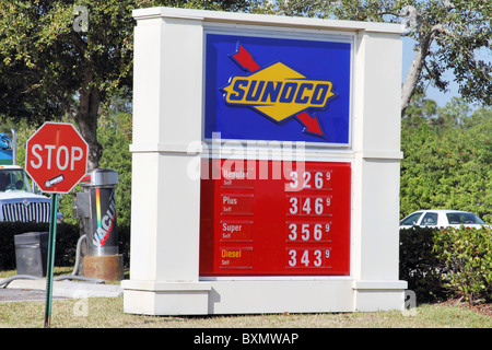 Sunoco gas station avec les prix du gaz sur le signe. West Palm Beach, FL, USA. Le 23 décembre 2010. Banque D'Images