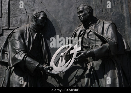 Statue en bronze de deux papes, Jean Paul 2e Benoît et le 16 avec les armes de la Journée mondiale de la jeunesse à la cathédrale de Cologne Banque D'Images