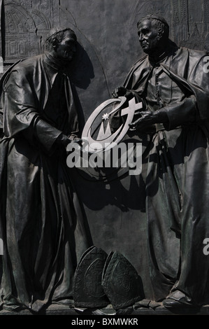 Statue en bronze de deux papes, Jean Paul 2e Benoît et le 16 avec les armes de la Journée mondiale de la jeunesse à la cathédrale de Cologne Banque D'Images