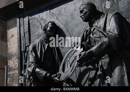 Statue en bronze de deux papes, Jean Paul 2e Benoît et le 16 avec les armes de la Journée mondiale de la jeunesse à la cathédrale de Cologne Banque D'Images