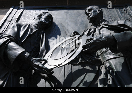 Statue en bronze de deux papes, Jean Paul 2e Benoît et le 16 avec les armes de la Journée mondiale de la jeunesse à la cathédrale de Cologne Banque D'Images